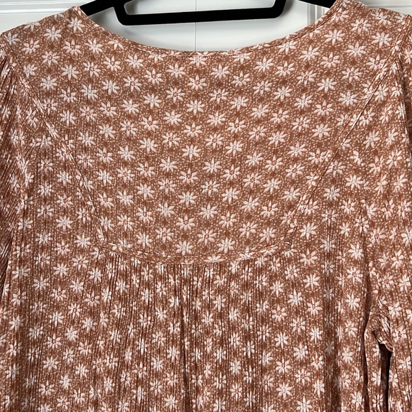 NWOT lightweight shirred blouse, with tie neck at front - Picture 5 of 6